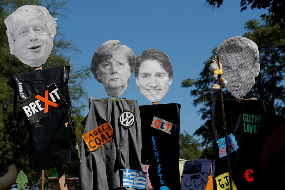 Manifestantes em protestos contra a Cimeira do G7