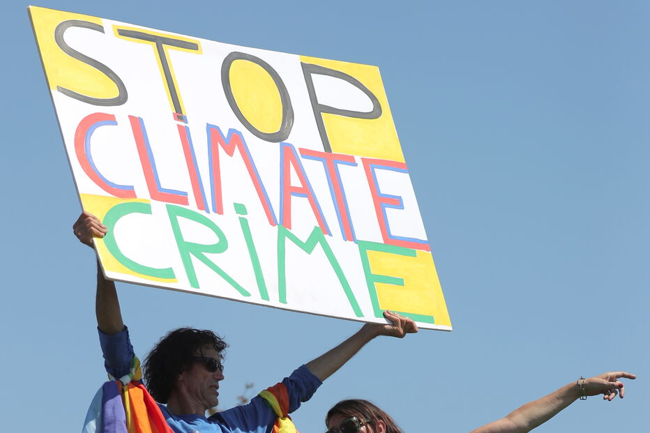 Manifestantes em protestos contra a Cimeira do G7