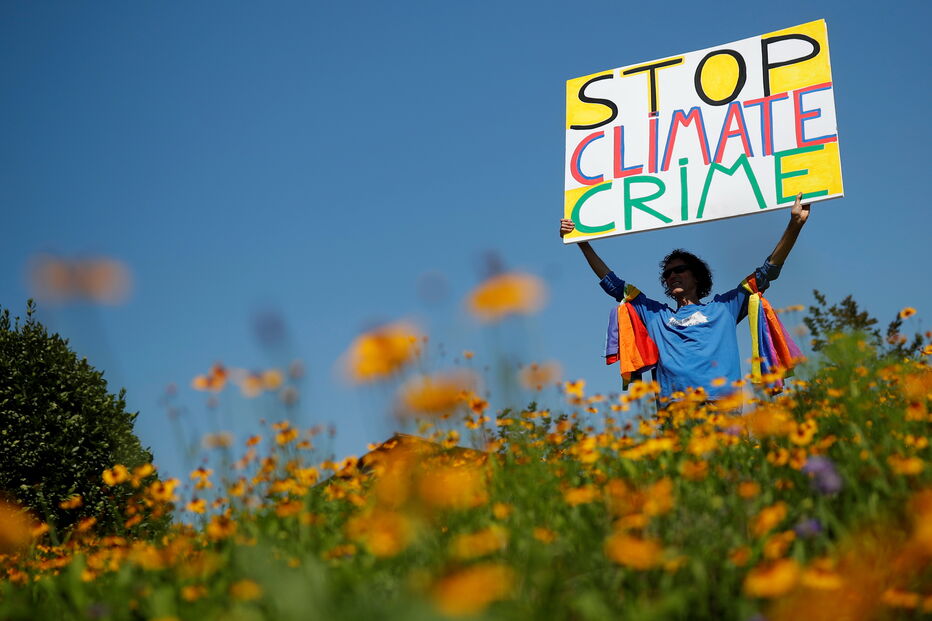 Manifestantes em protestos contra a Cimeira do G7