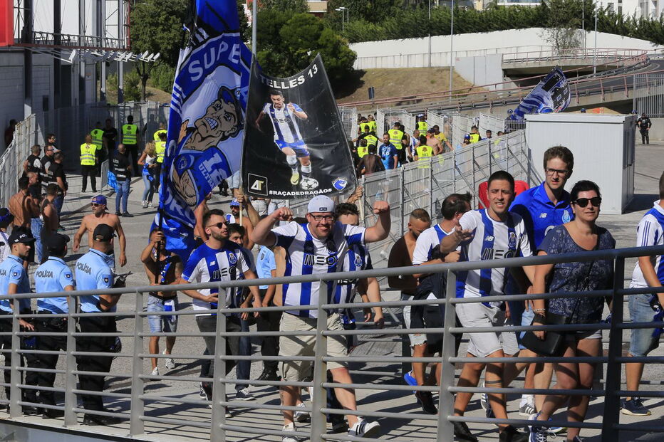 Adeptos do FC Porto chegam ao Estádio da Luz