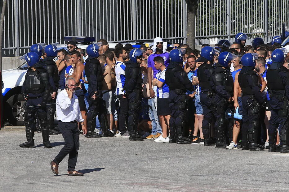 Adeptos do FC Porto chegam ao Estádio da Luz