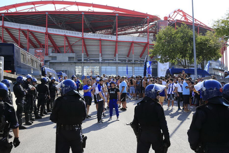 Adeptos do FC Porto chegam ao Estádio da Luz