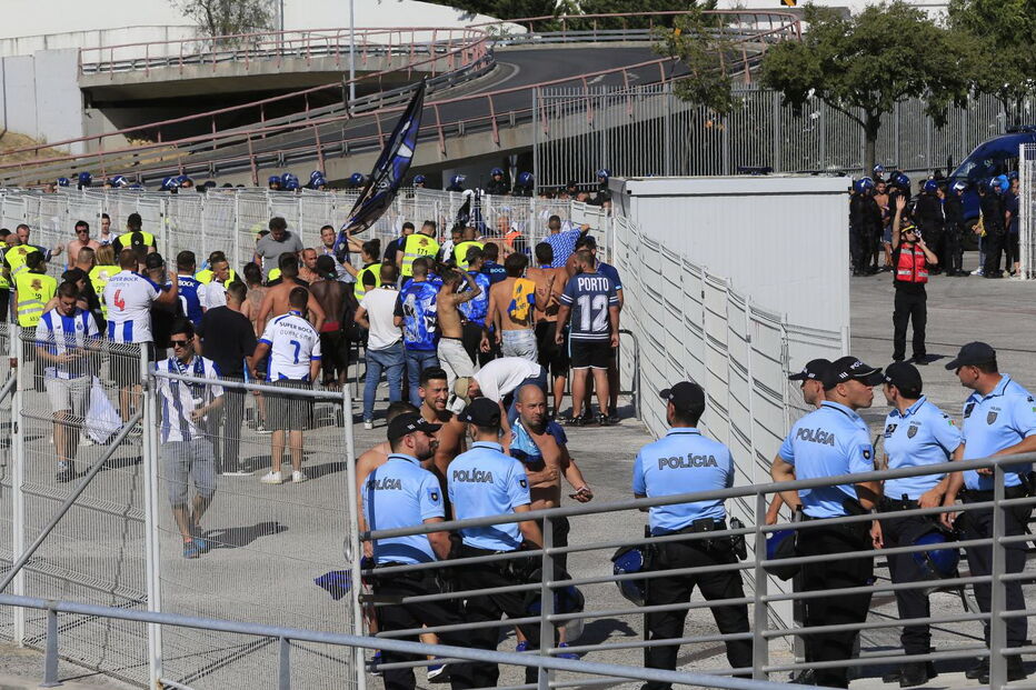 Adeptos do FC Porto chegam ao Estádio da Luz