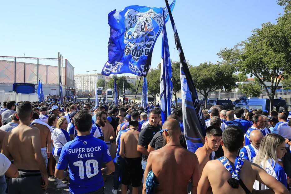 Adeptos do FC Porto chegam ao Estádio da Luz