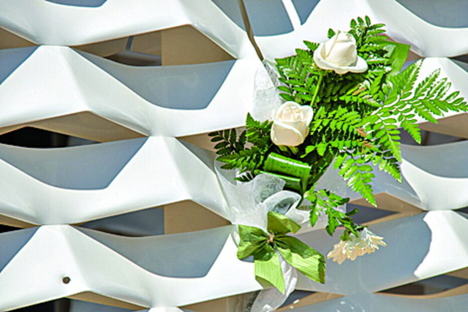 Flores colocadas no exterior da discoteca   