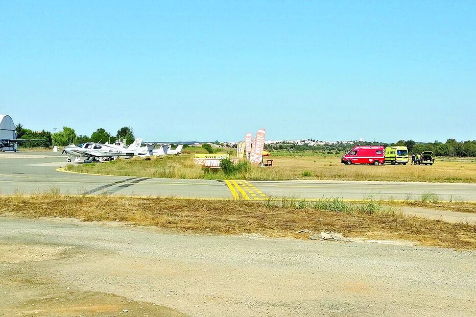 Meios de socorro na pista do Aeródromo Municipal de Portimão 
