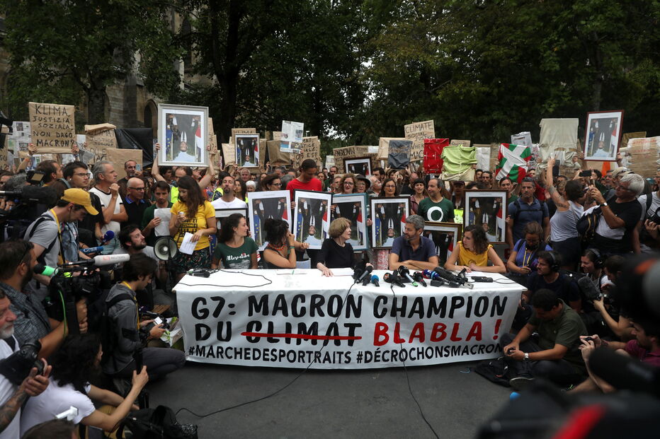 Manifestantes anti-G7 pelo clima levam retratos oficiais de Macron roubados em autarquias