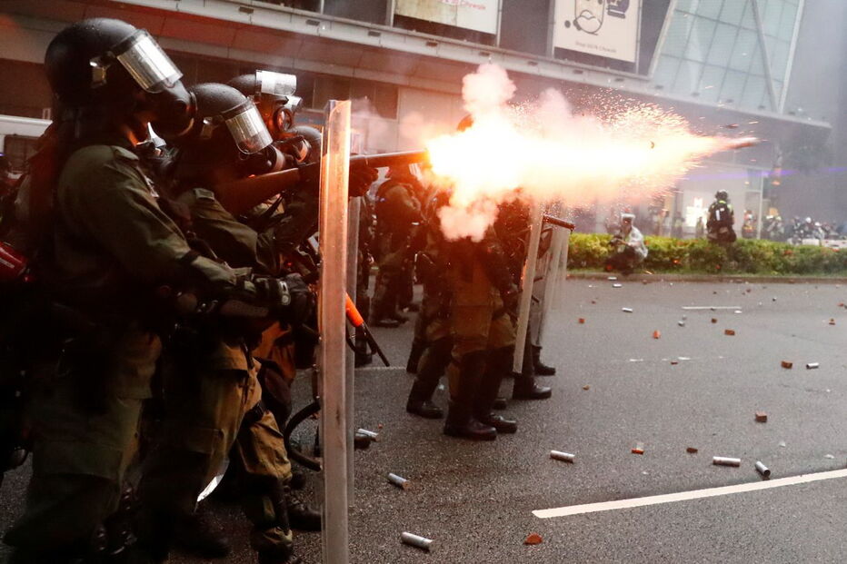 Polícia usa armas de fogo e gás lacrimogéneo para dispersar manifestantes em Hong Kong