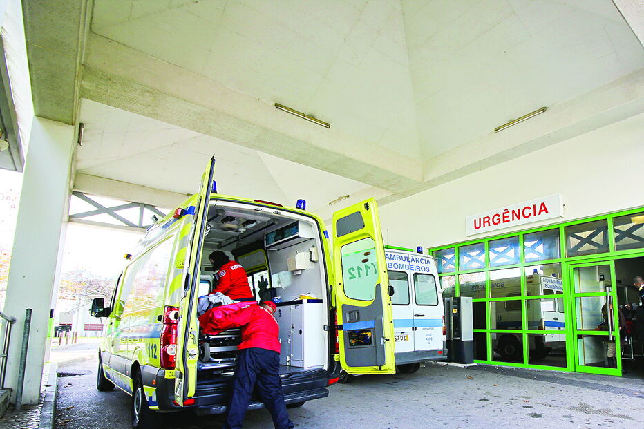 Vítima foi socorrida pelos bombeiros e levada ao Hospital de Portimão   