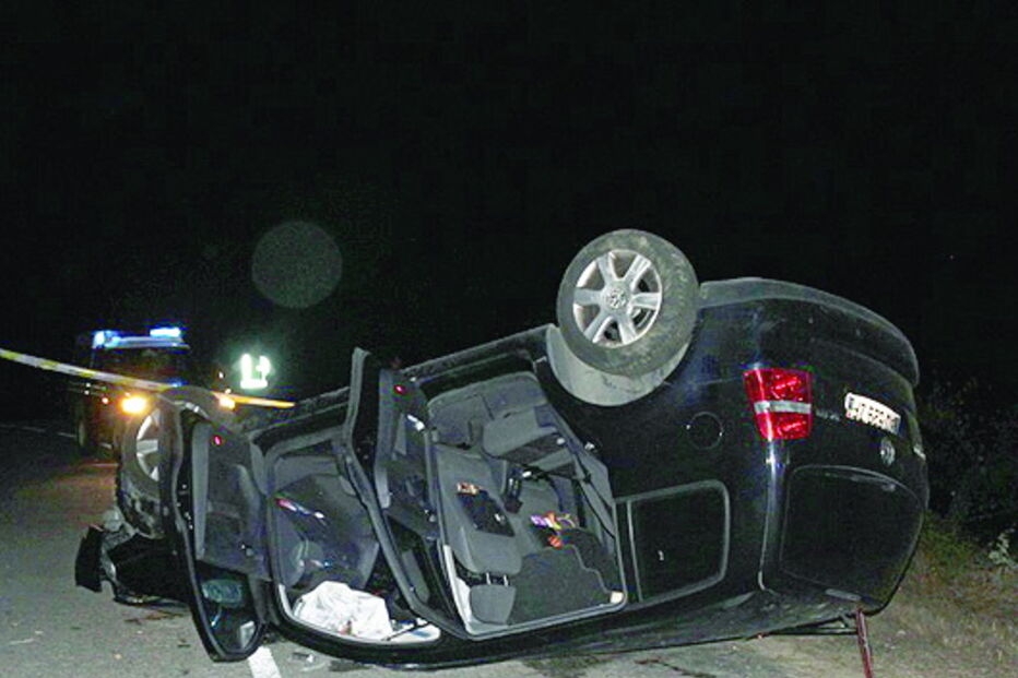 Carro ficou destruído