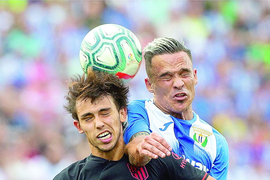 João Félix em duelo com Roque Mesa, médio da equipa do Leganés 