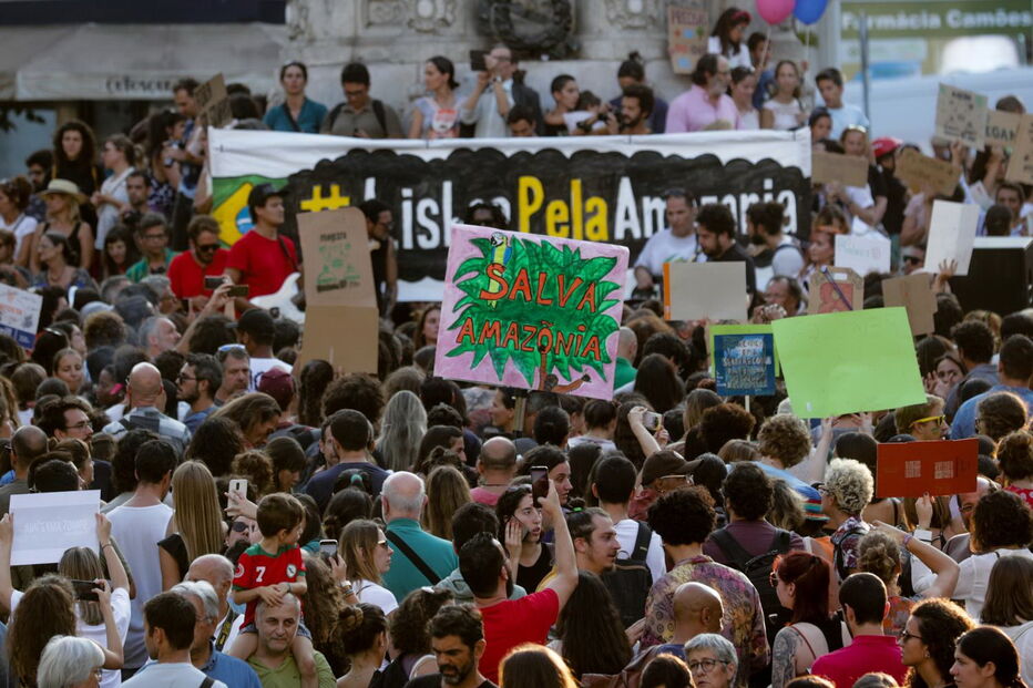 Cerca de 700 pessoas manifestaram-se em Lisboa pela defesa da floresta da Amazónia