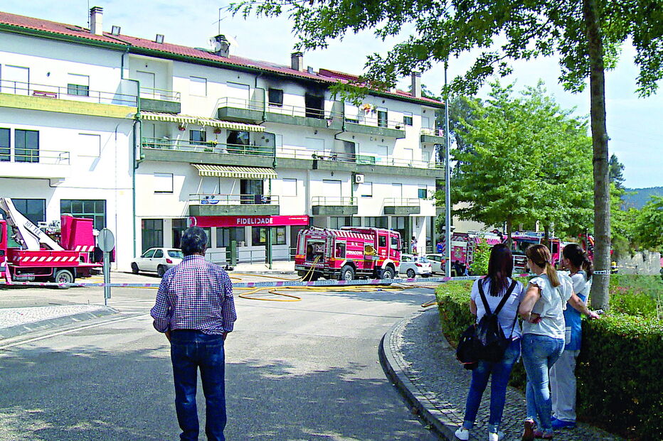 Explosão em apartamento arrancou portas e janelas projetando-as para o exterior do prédio, em Penacova 