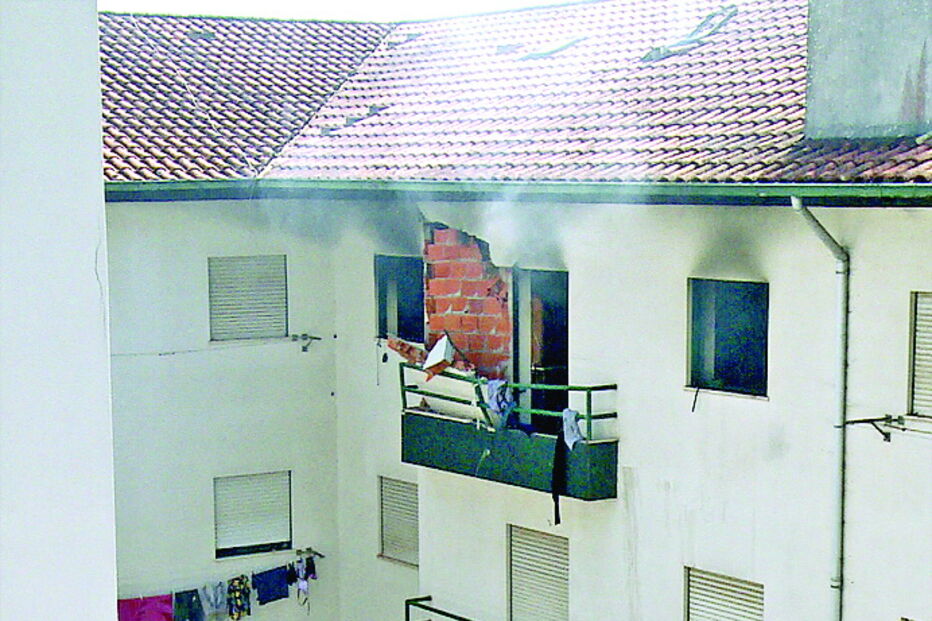 Parede das traseiras do edifício também ficou destruída 