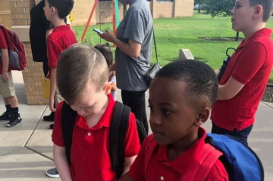 2019-08-27_17_32_56 Menino de 8 anos reconforta amigo da escola com autismo no primeiro dia de aulas.jpg