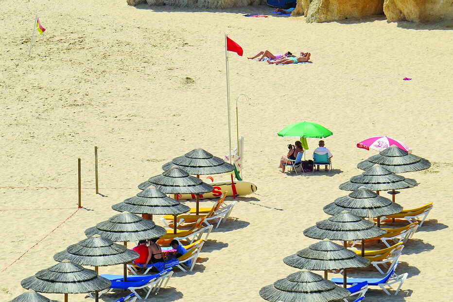 Bandeira vermelha foi içada na praia do Barranco das Canas e o areal ficou praticamente vazio   