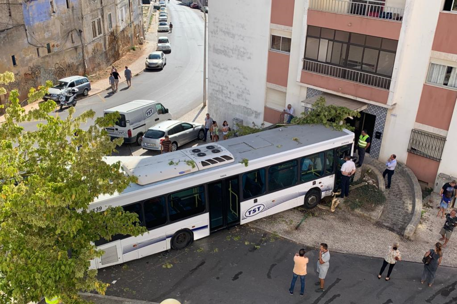 Autocarro desgovernado abalroa nove carros em Setúbal