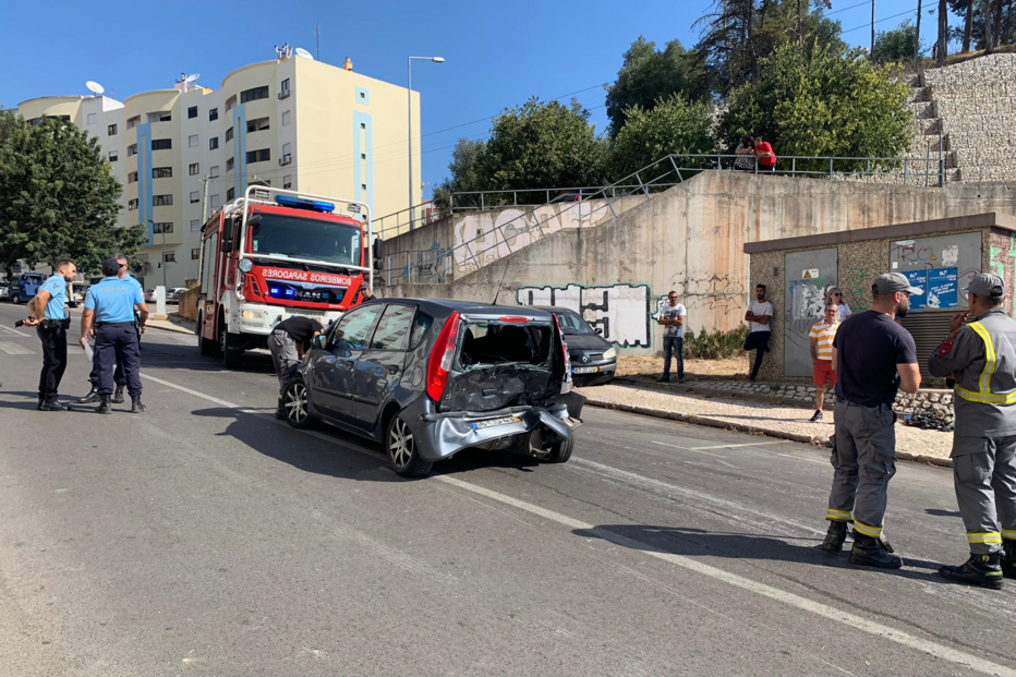 Autocarro desgovernado abalroa seis carros em Setúbal