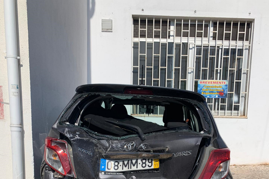 Autocarro desgovernado abalroa seis carros em Setúbal