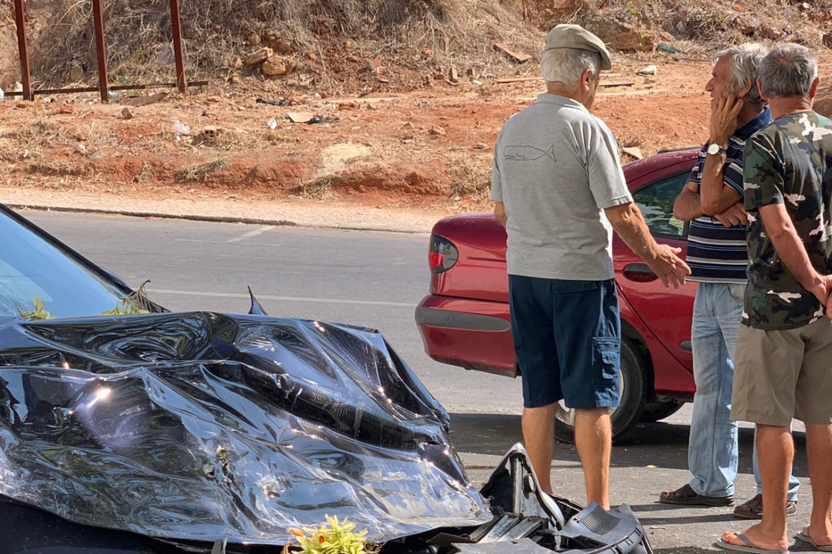 Autocarro desgovernado abalroa seis carros em Setúbal