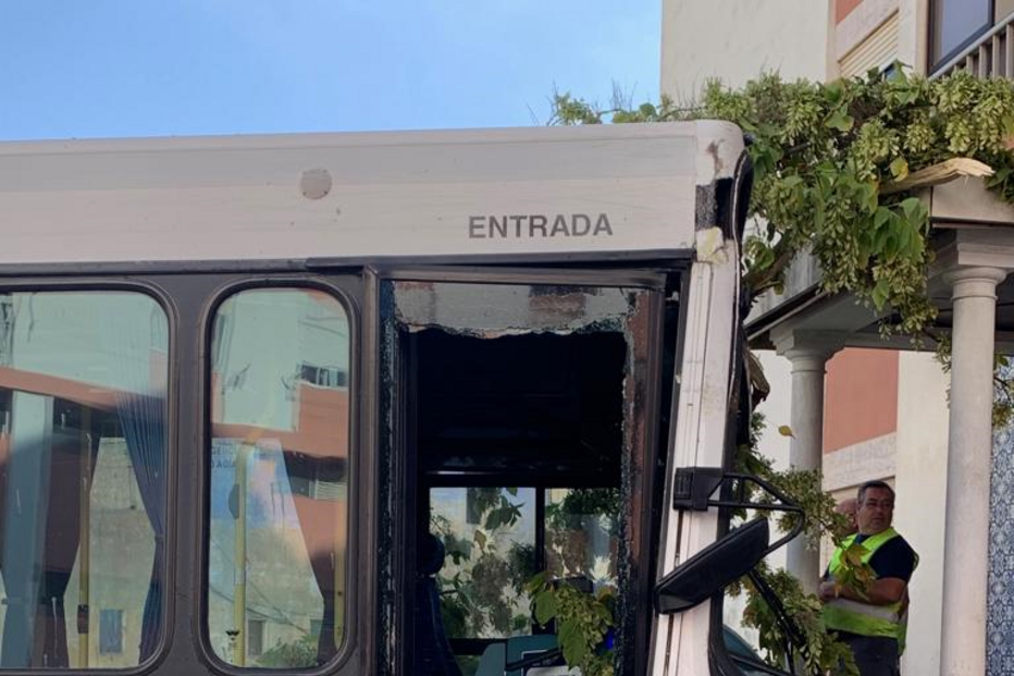 Autocarro desgovernado abalroa seis carros em Setúbal