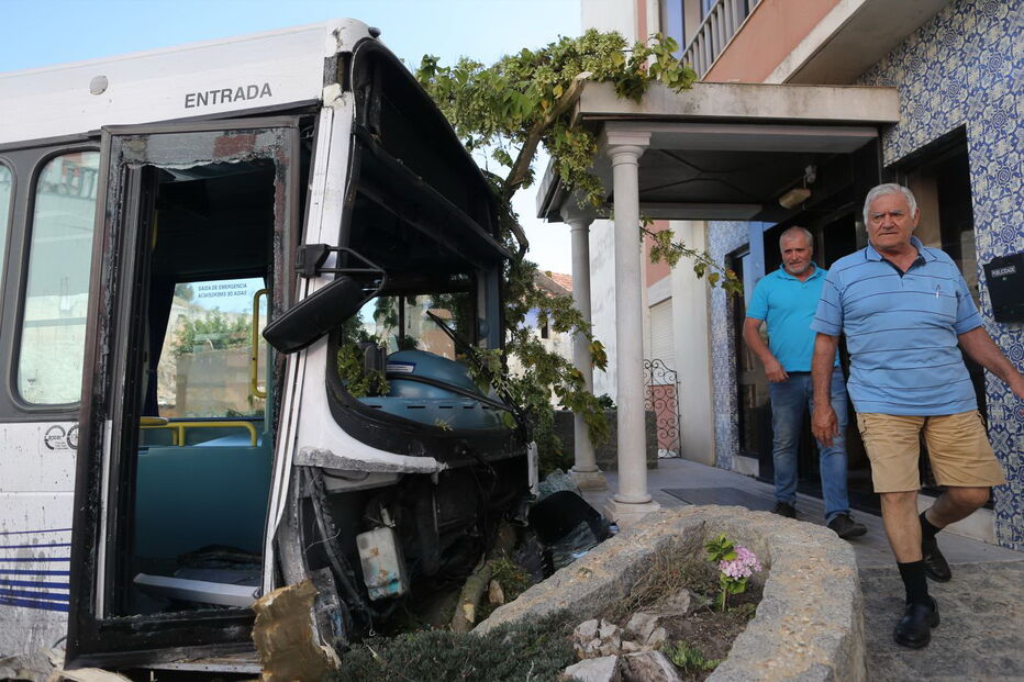 Autocarro desgovernado abalroa seis carros em Setúbal