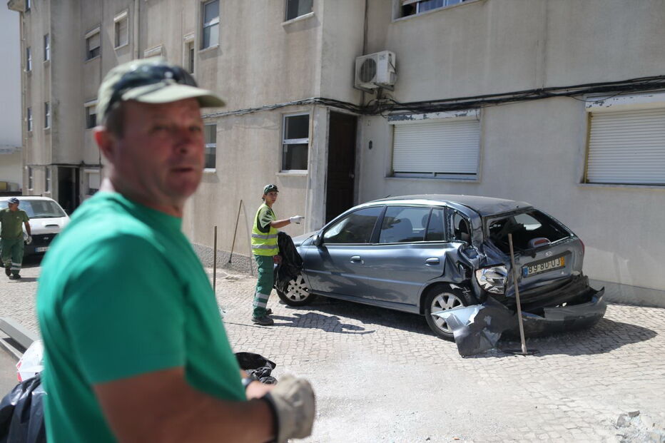 Autocarro desgovernado abalroa seis carros em Setúbal