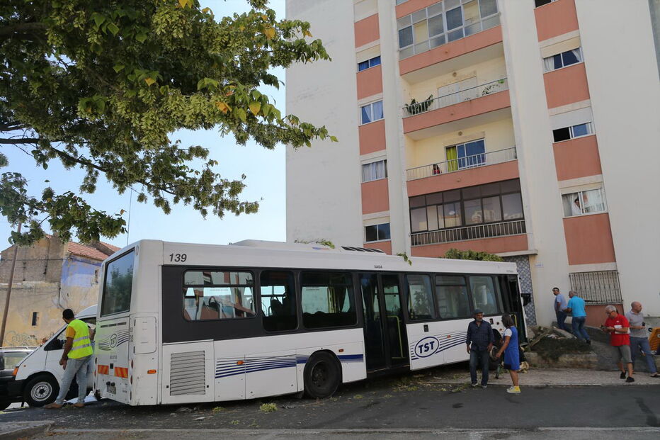 Autocarro desgovernado abalroa seis carros em Setúbal