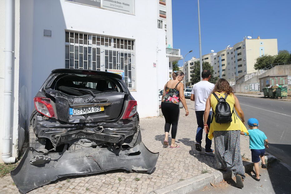Autocarro desgovernado abalroa seis carros em Setúbal