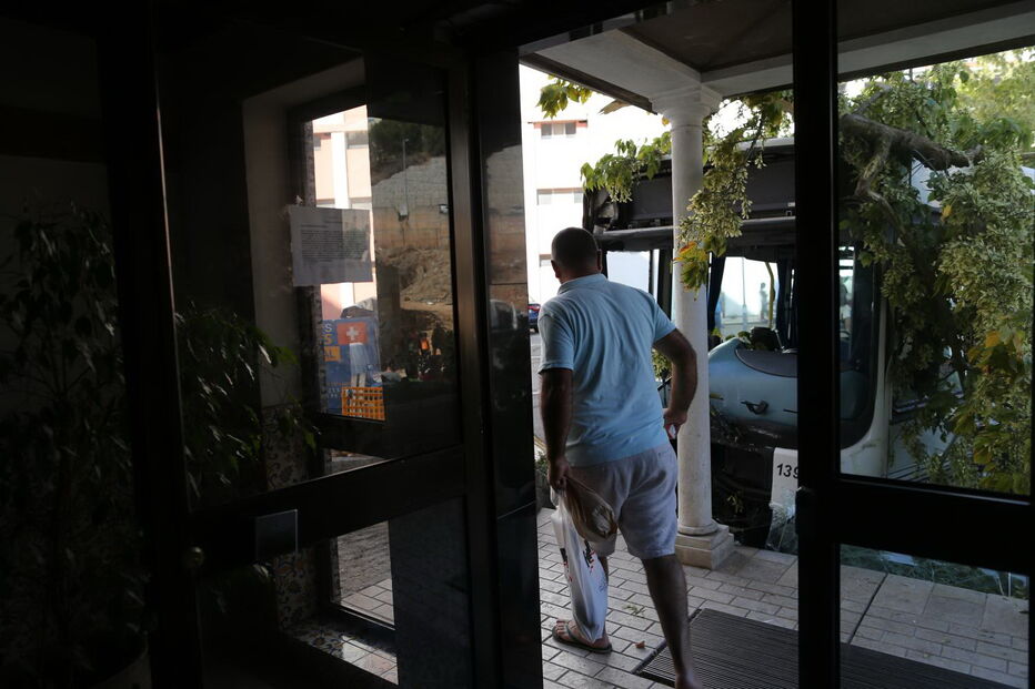 Autocarro desgovernado abalroa seis carros em Setúbal