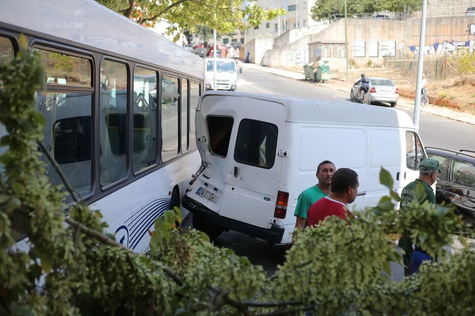 Autocarro desgovernado abalroa seis carros em Setúbal