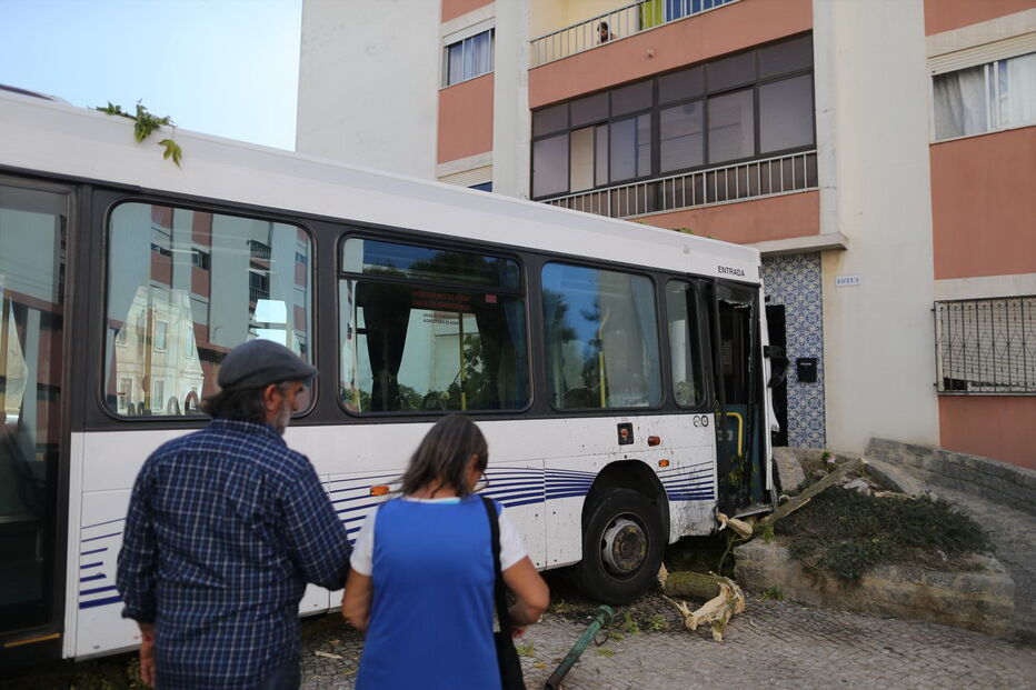 Autocarro desgovernado abalroa seis carros em Setúbal