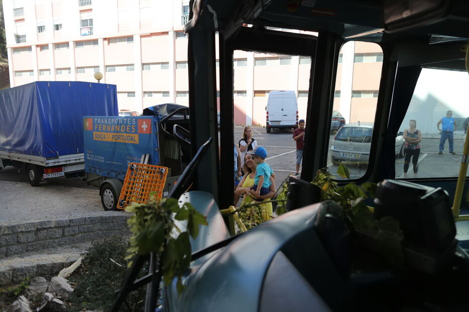 Autocarro desgovernado abalroa seis carros em Setúbal