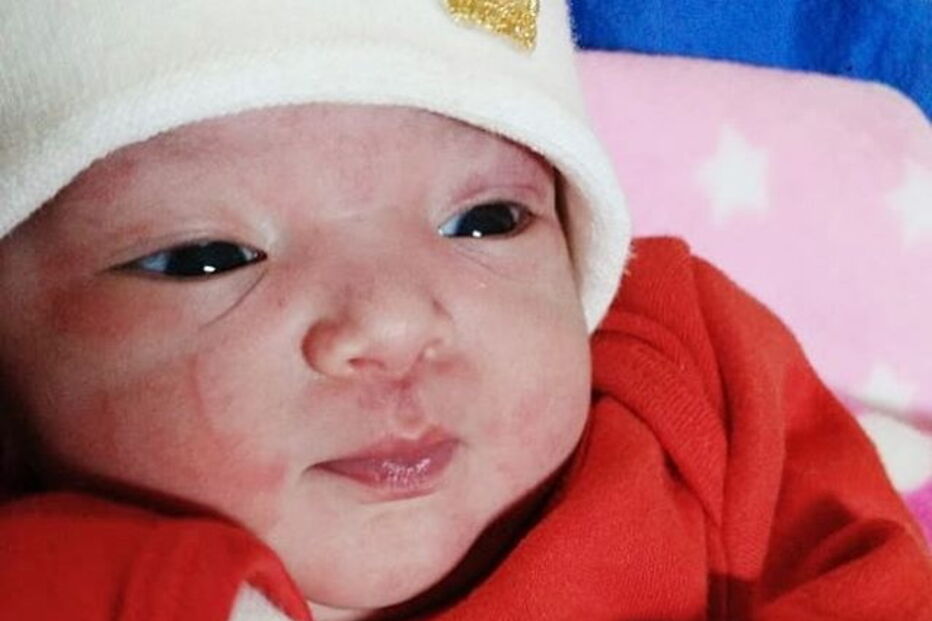 Bebé sorri após o parto ao ouvir a voz do pai 