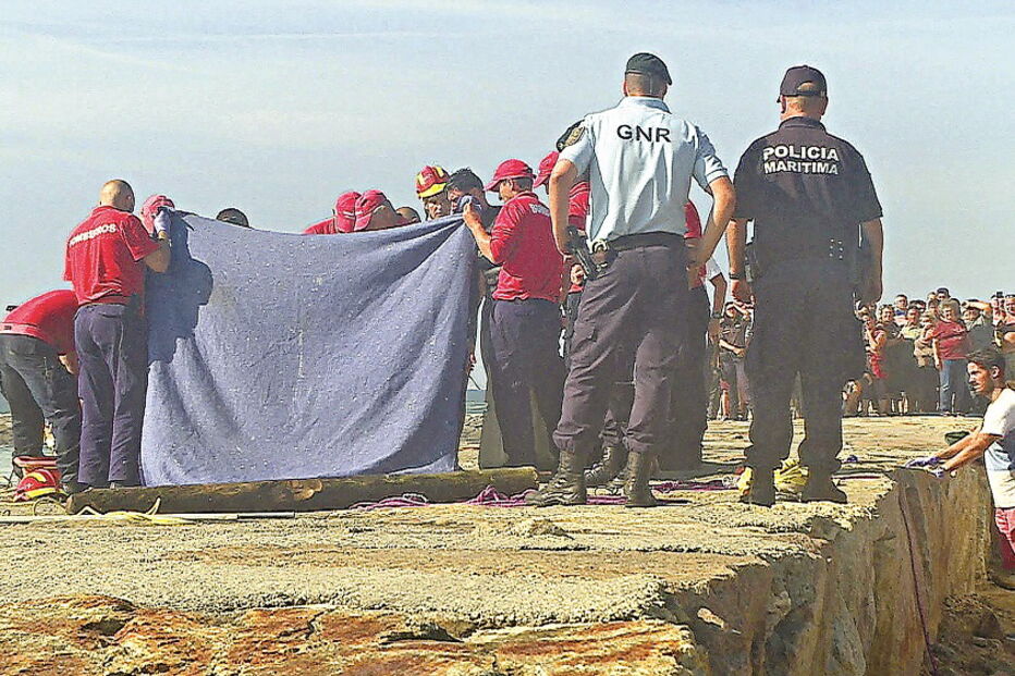 Cadáver da mulher ficou preso nas rochas do esporão da praia de Cortegaça. Dois nadadores-salvadores feridos  