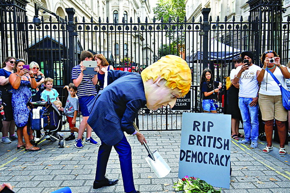 Manifestante disfarçado de Boris Johnson encenou, como protesto, o ‘funeral’ da democracia britânica junto à residência oficial do primeiro-ministro em Londres