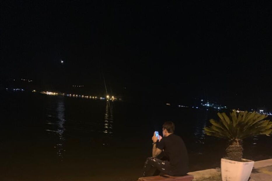 Futebolista do Benfica Ljubomir Fejsa diverte-se na noite lisboeta com amigo