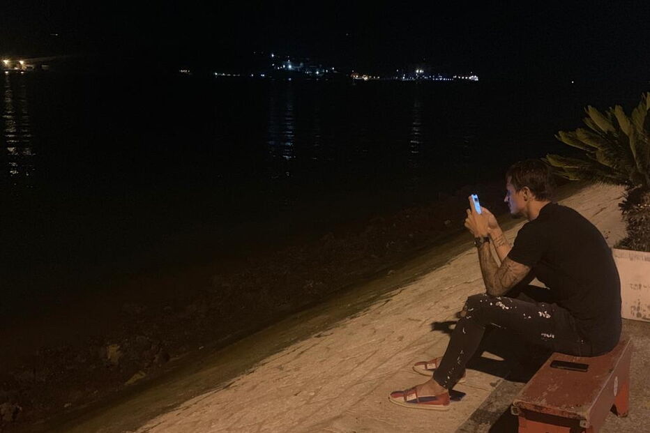 Futebolista do Benfica Ljubomir Fejsa diverte-se na noite lisboeta com amigo