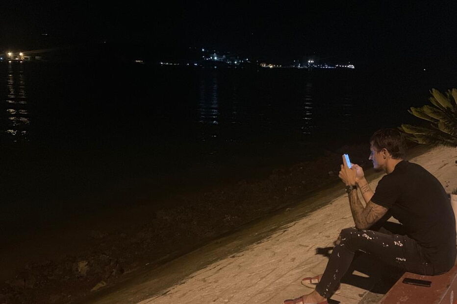 Futebolista do Benfica Ljubomir Fejsa diverte-se na noite lisboeta com amigo