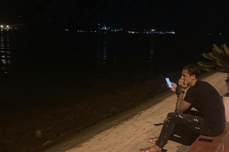 Futebolista do Benfica Ljubomir Fejsa diverte-se na noite lisboeta com amigo