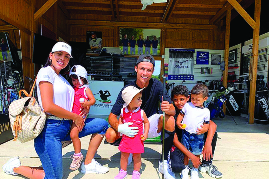 Cristiano Ronaldo com Georgina Rodriguez e os seus quatro filhos: o mais velho, Cristianinho, os gémeos Eva e Mateo e a mais nova, Alana Martina