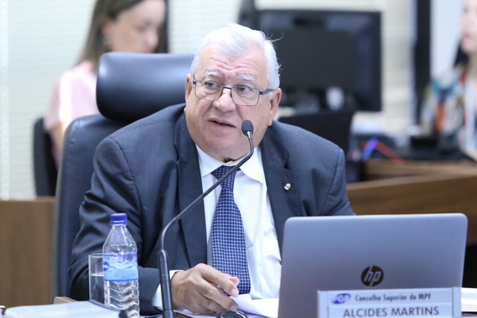 Alcides Martins, português para Procurador-Geral da República no Brasil