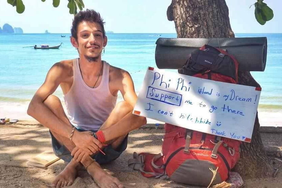 Turistas mendigam nas ruas para continuar férias