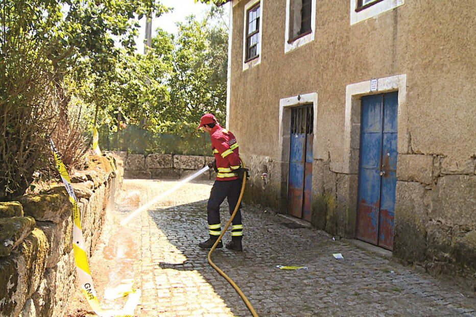 Limpeza do local onde ocorreu o crime só foi feita pelos bombeiros ao início da tarde, após autorização da PJ, que recolheu provas durante toda a manhã 