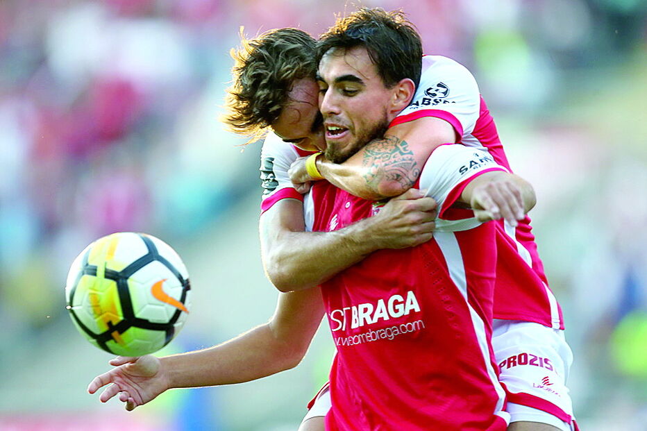 André Horta abraça o irmão Ricardo na celebração de mais um golo