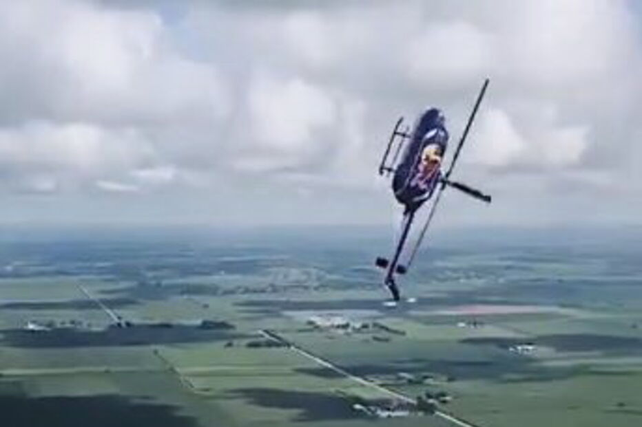 Pilotos arrojados fazem manobra ‘impossível’