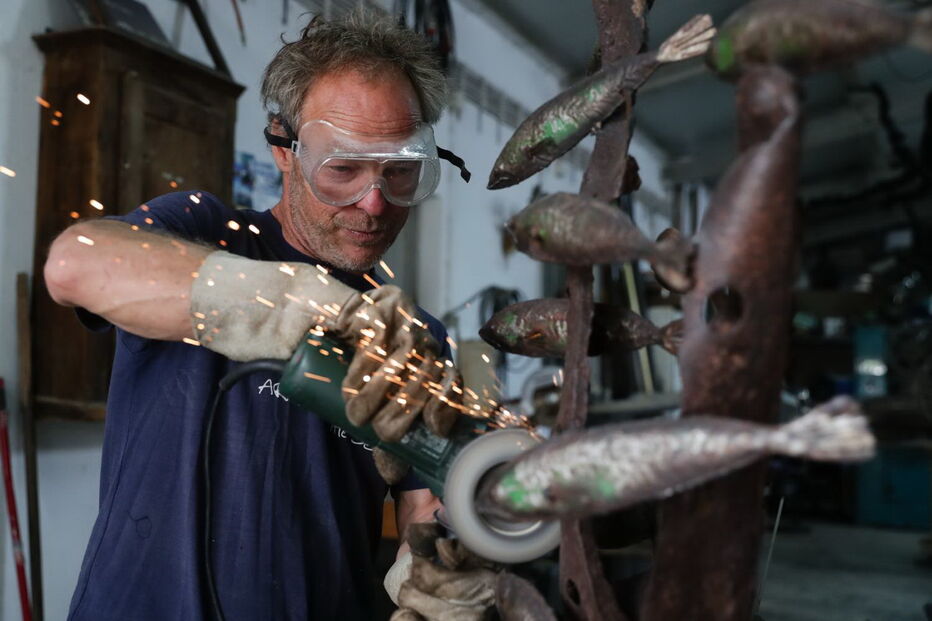 Artista transforma em arte lixo recolhido das praias da Ericeira