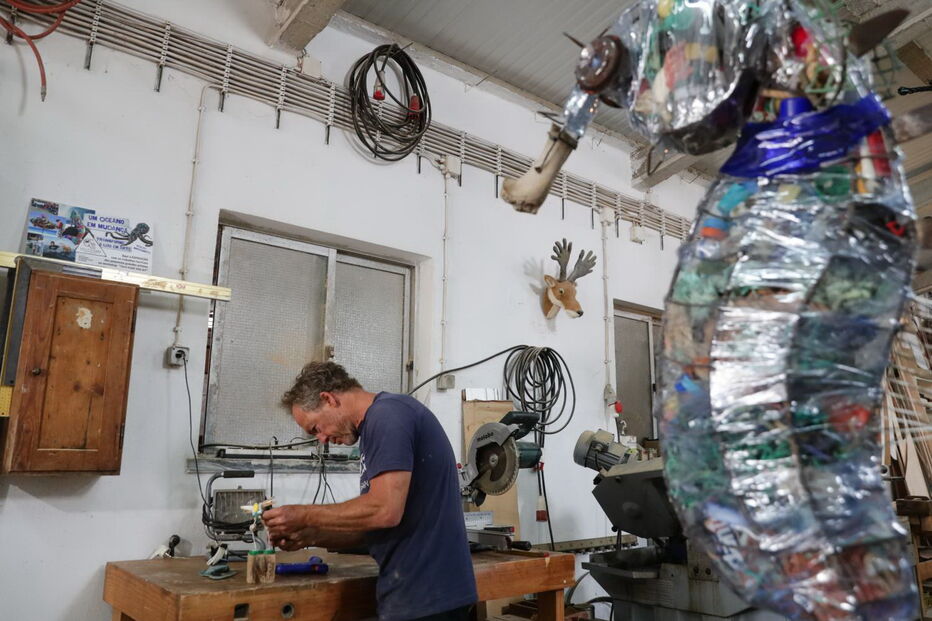 Artista transforma em arte lixo recolhido das praias da Ericeira