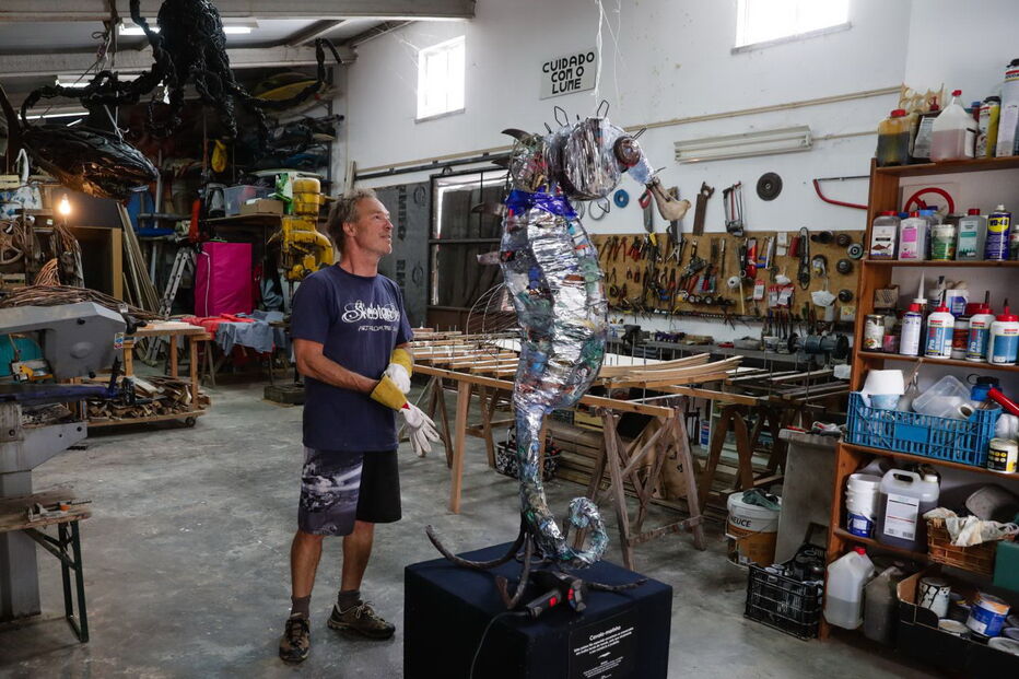 Artista transforma em arte lixo recolhido das praias da Ericeira