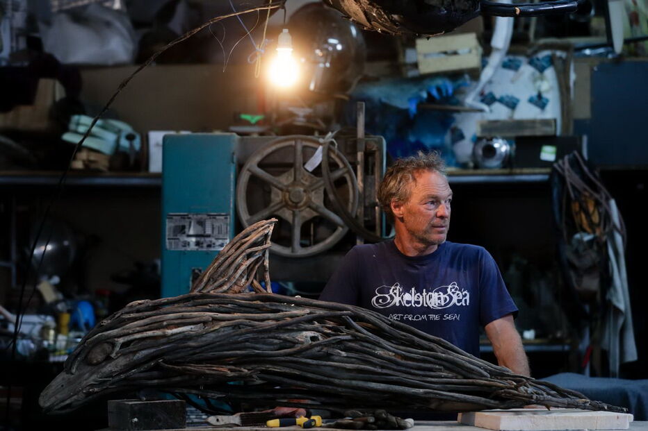 Artista transforma em arte lixo recolhido das praias da Ericeira